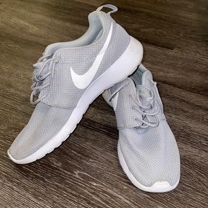 Men’s gray Nike Roshe